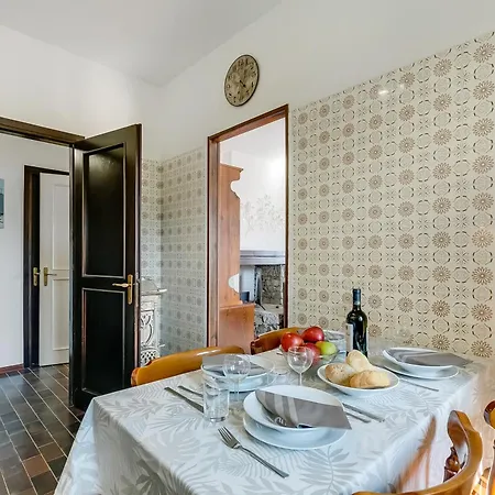 Lago Azzurro Villa: Infinity Lake View - Happy Rentals Villa