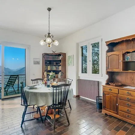 Lago Azzurro Villa: Infinity Lake View - Happy Rentals *