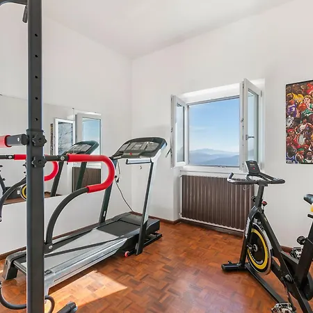 Lago Azzurro Villa: Infinity Lake View - Happy Rentals *